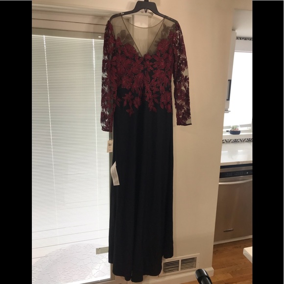 Tadashi Shoji
Cap Sleeve Lace Gown - Picture 6 of 8